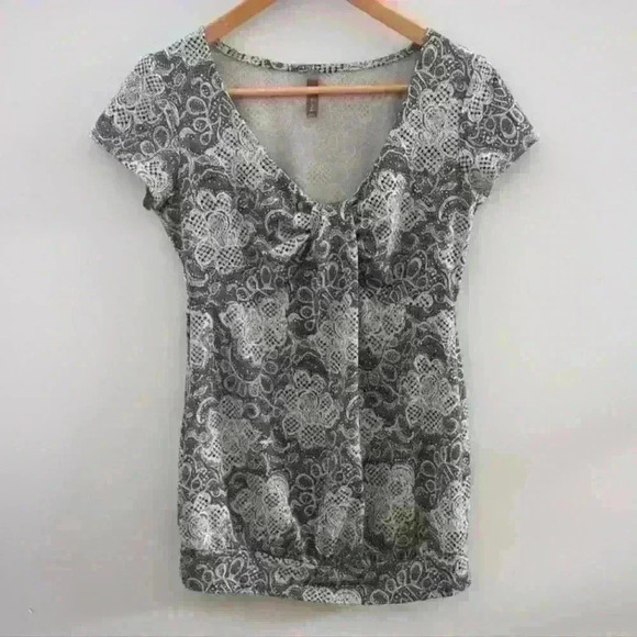 THYME MATERNITY | Off White/Black Short V-Neck Sleeved  Floral Top - Picture 1 of 3